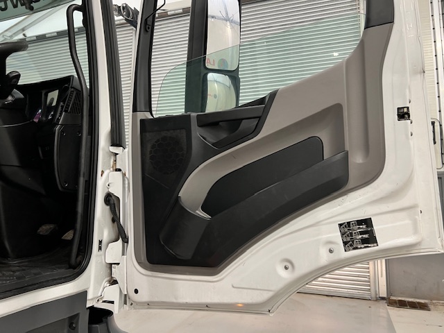 Mercedes Antos 1827 Day Cab Fridge Box