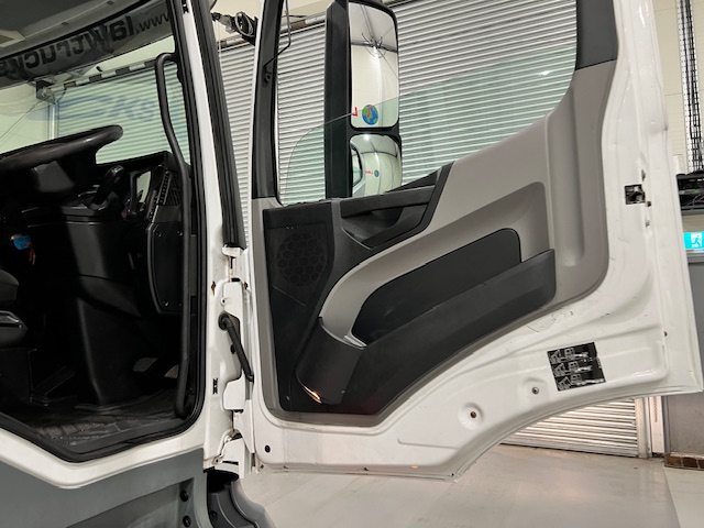 Mercedes Antos 1827 Day Cab Fridge Box