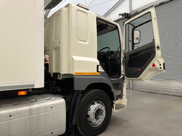 DAF CF 330 6×2 Sleeper Cab Fridge Box