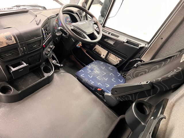 Iveco Stralis 310 AT 6×2 Box Van