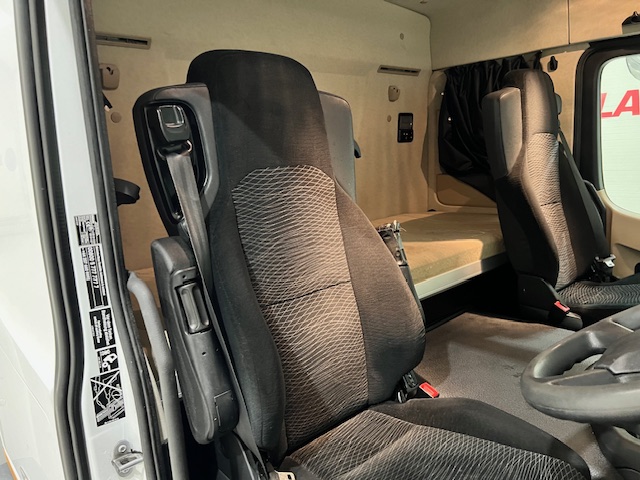 Mercedes Actros 1824 4×2 Sleeper Cab Box Van