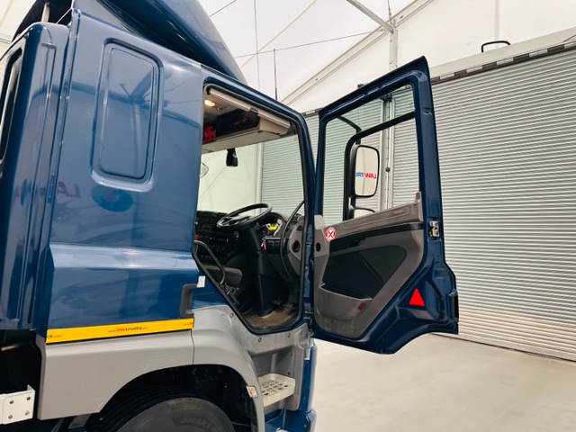 DAF CF 250 4×2 Sleeper Cab Curtainsider