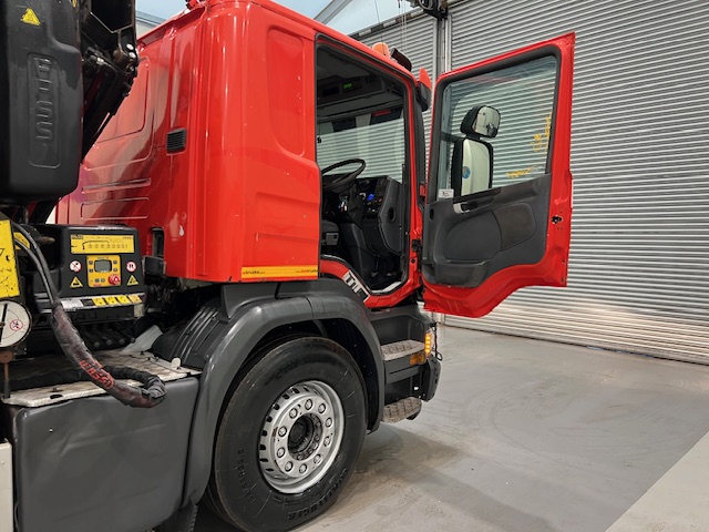 Scania P280 6×2 Rear Lift Flatbed with Crane