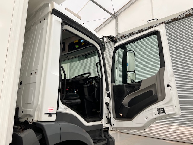 Mercedes Antos 1827 Day Cab Fridge Box