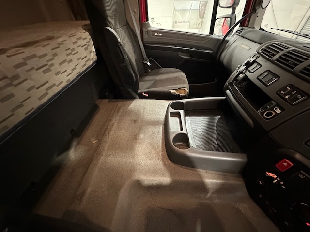 DAF CF 290 6×2 Rear Lift Sleeper Cab Curtainsider