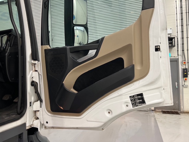 Mercedes Actros 1824 4×2 Sleeper Cab Box Van