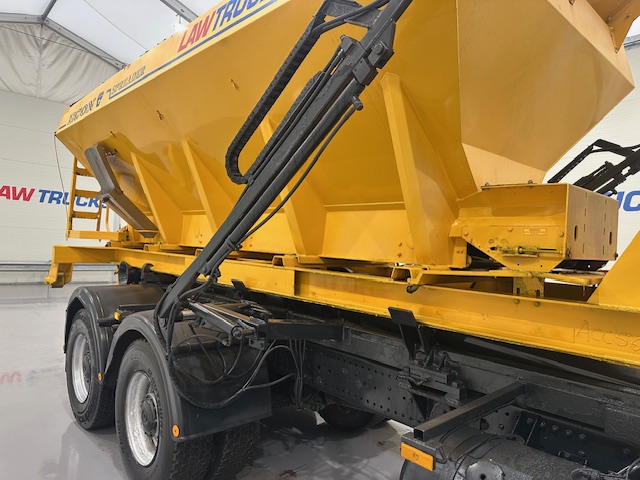 Mercedes Axor 2628 6×4 Day Cab Hookloader Gritter