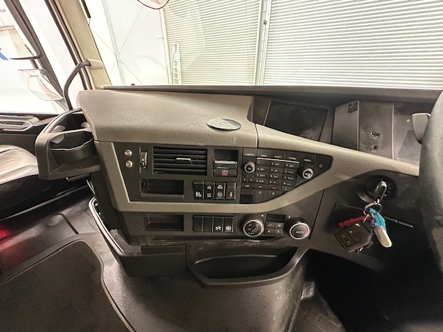 Volvo FH 460 6×2 Midlift Tractor Unit
