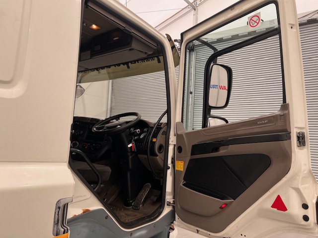 DAF CF75 310 Rear Lift Sleeper Cab Curtainsider