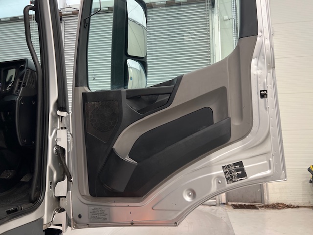Mercedes Actros 2530 6×2 Day Cab Curtainsider