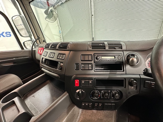 DAF CF 330 6×2 Rear Lift Sleeper Cab Curtainsider