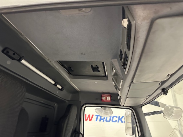 Mercedes 1824 4×2 Day Cab Curtainsider