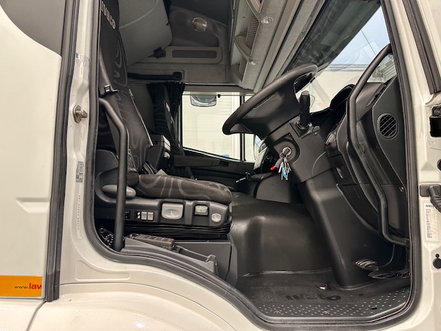 Iveco Stralis 360 6×2 Rear Steer Curtainsider