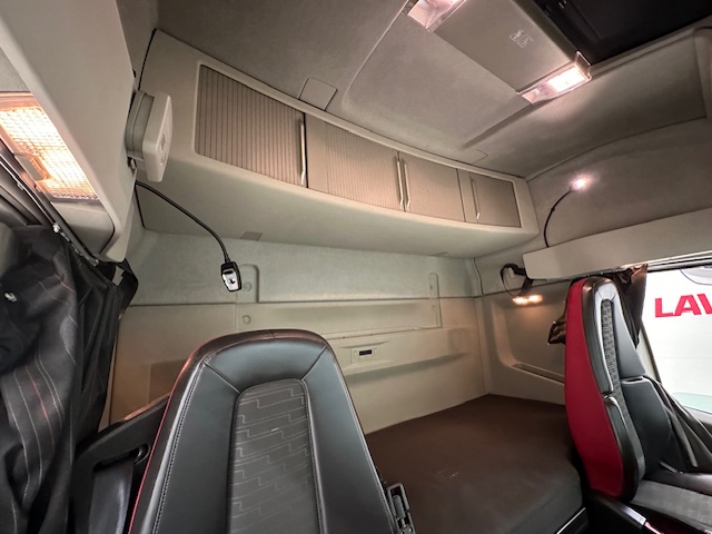 Volvo FH 460 Euro 5 6×2 Tractor Unit Safari Edition