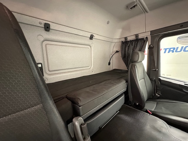 Scania P250 4×2 Sleeper Cab Fridge Box