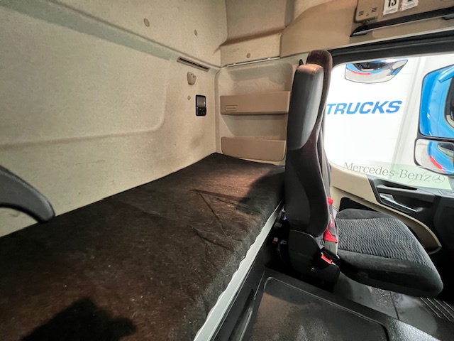 Mercedes Actros 2530 Rear Lift Sleeper Cab Curtainsider