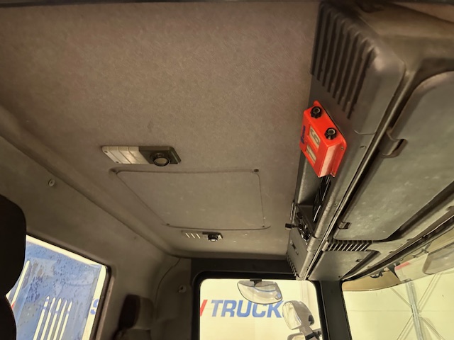 Scania P94 230 4×2 Day Cab Skip Loader