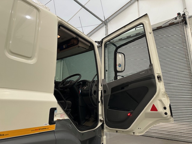 DAF CF 330 6×2 Sleeper Cab Fridge Box