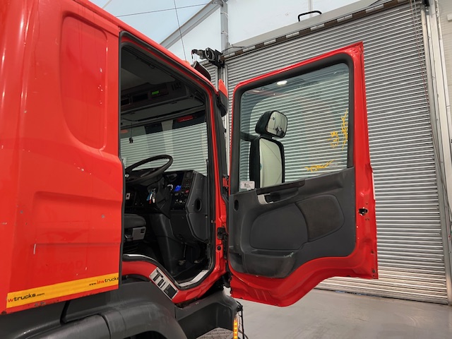 Scania P280 6×2 Rear Lift Flatbed with Crane