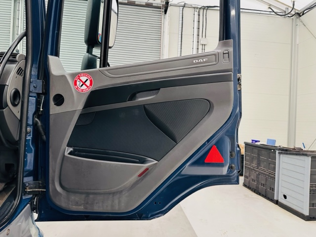 DAF CF 250 4×2 Sleeper Cab Curtainsider