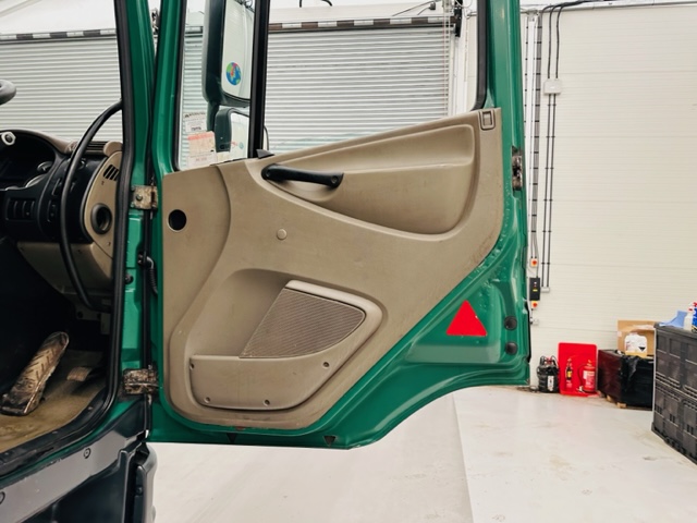 DAF CF75 310 Rear Lift Day Cab Dropside Brick Grab
