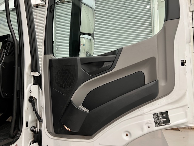 Mercedes Antos 1827 Day Cab Fridge Box