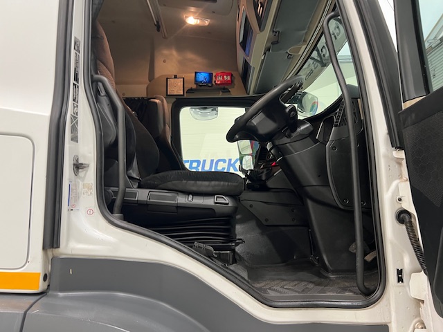 Mercedes Actros 1824 4×2 Sleeper Cab Box Van