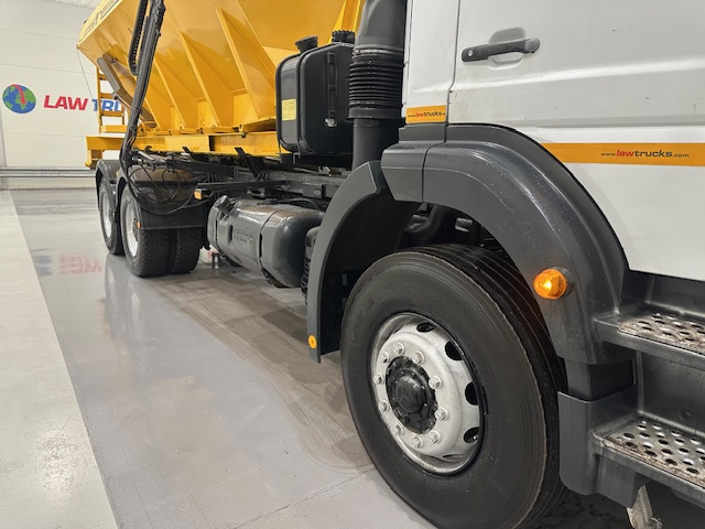 Mercedes Axor 2628 6×4 Day Cab Hookloader Gritter