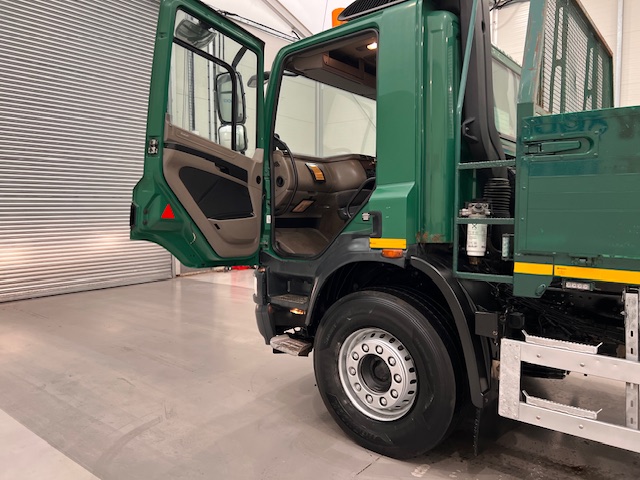 DAF CF75 310 6×2 Day Cab Dropside Crane