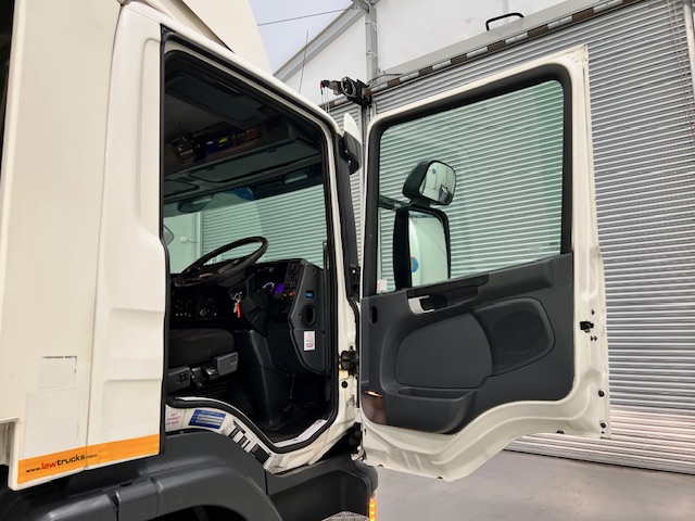 Scania P280 6×2 Rear Lift Day Cab Fridge Box