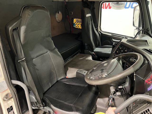 Volvo FM 330 6×2 Rear Lift Sleeper Cab Flatbed