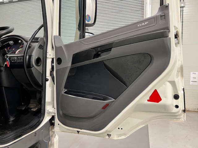DAF CF 290 6×2 Rear Steer Fridge Box