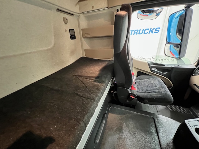 Mercedes Actros 2530 Rear Lift Sleeper Cab Curtainsider