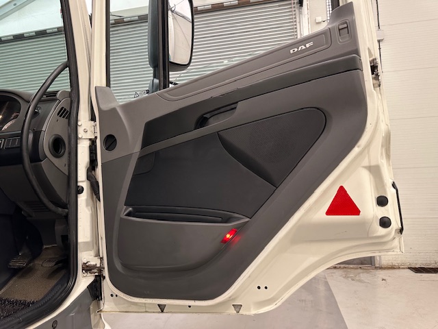 DAF CF 330 6×2 Sleeper Cab Fridge Box