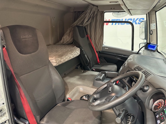 DAF CF 330 6×2 Rear Lift Sleeper Cab Flatbed