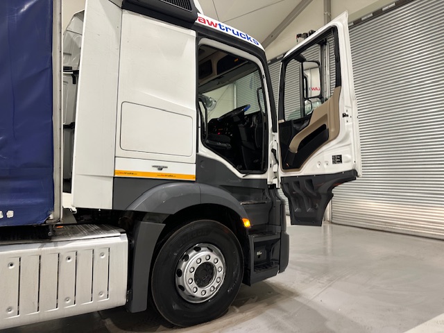 Mercedes Actros 2530 6×2 Sleeper Cab Curtainsider