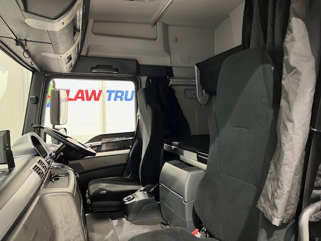MAN TGM 18.250 4×2 Sleeper Cab Curtainsider