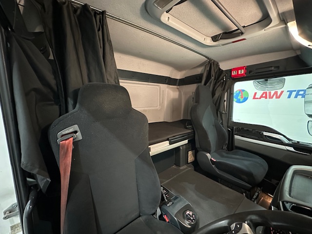 MAN TGM 18.250 4×2 Sleeper Cab Curtainsider