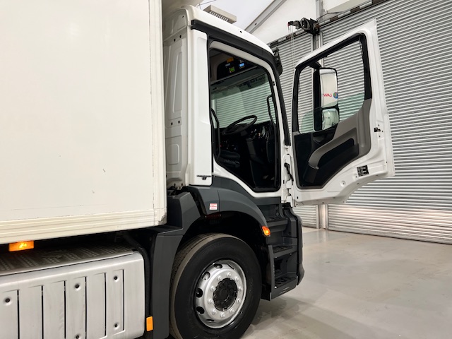 Mercedes Antos 1827 Day Cab Fridge Box