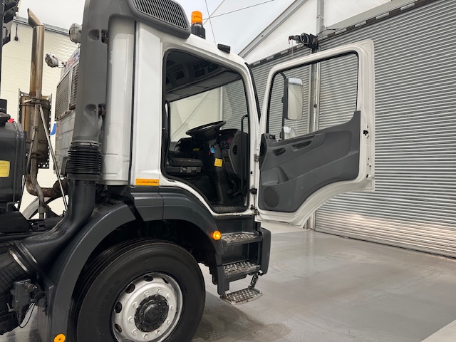 Mercedes Axor 2628 6×4 Day Cab Hookloader Gritter