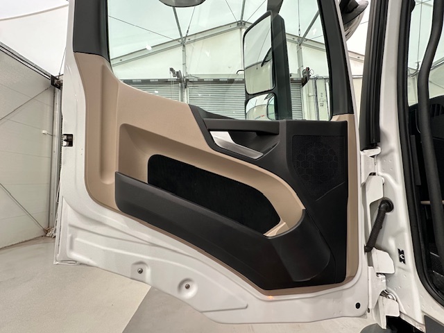 Mercedes Actros 1824 4×2 Sleeper Cab Box Van