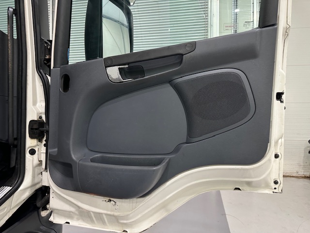 Scania P280 6×2 Rear Lift Day Cab Fridge Box