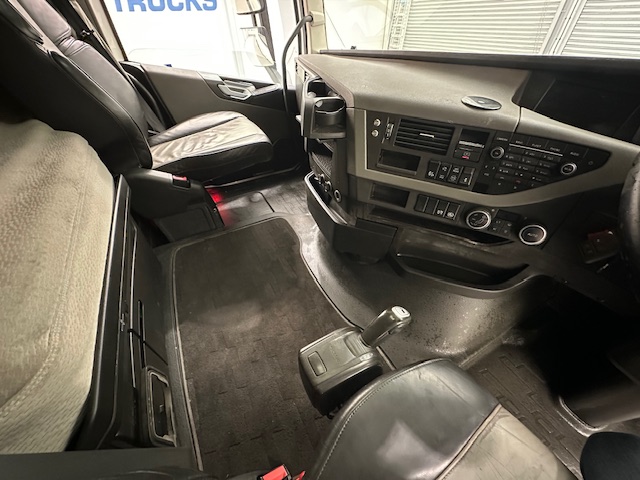 Volvo FH 460 6×2 Midlift Tractor Unit