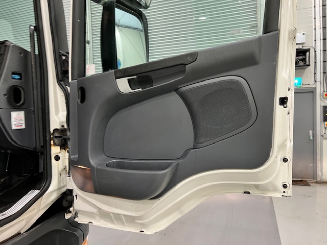 Scania P280 6×2 Rear Lift Day Cab Fridge Box