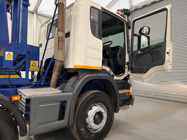 Scania P360 8×4 Day Cab Hookloader Manual