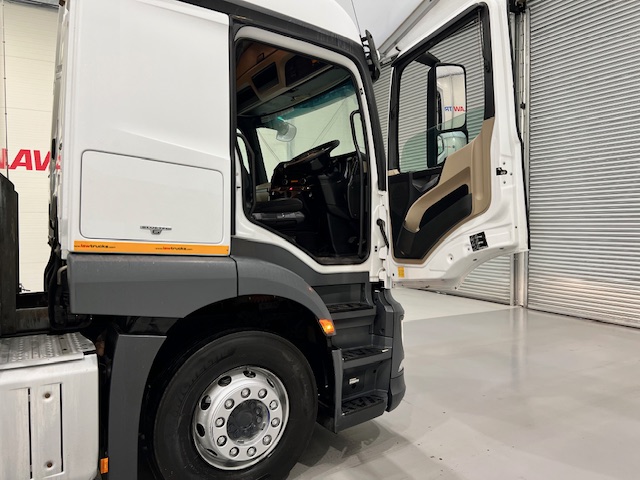 Mercedes Actros 1824 Sleeper Cab Curtainsider