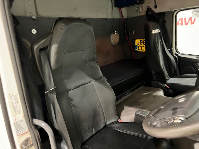 Volvo FM 330 6×2 Rear Lift Sleeper Cab Flatbed