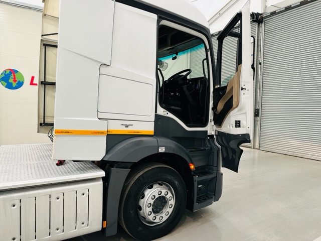 Mercedes Actros 2543 6×2 Midlift Tractor Unit