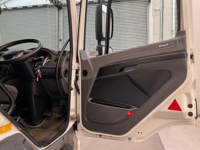 DAF CF 290 6×2 Rear Steer Fridge Box