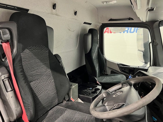 Mercedes Antos 1827 Day Cab Fridge Box